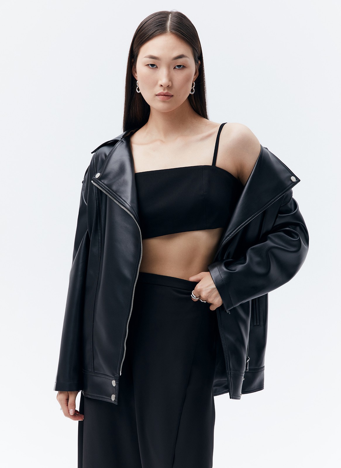 Куртка-косуха oversize из экокожи, цвет: черный №2 Allweneed Удлиненная куртка-косуха актуальна во все времена. Модель oversize выполнена из плотной и качественной экокожи. Куртка с широким воротником и двумя удобными карманами. Мы добавили металлическую фурнитуру и погоны. Классическая косая застежка и застежка-молния на рукавах. Рабочие кнопки на поясе и две декоративные кнопки на лацканах. Мы любим ее носить с джинсами и рубашкой. Три базовых цвета: чёрный, кэмел и молочный с черной фурнитурой.