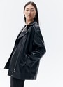 Куртка-косуха oversize из экокожи, цвет: черный №2 Allweneed Удлиненная куртка-косуха актуальна во все времена. Модель oversize выполнена из плотной и качественной экокожи. Куртка с широким воротником и двумя удобными карманами. Мы добавили металлическую фурнитуру и погоны. Классическая косая застежка и застежка-молния на рукавах. Рабочие кнопки на поясе и две декоративные кнопки на лацканах. Мы любим ее носить с джинсами и рубашкой. Три базовых цвета: чёрный, кэмел и молочный с черной фурнитурой.