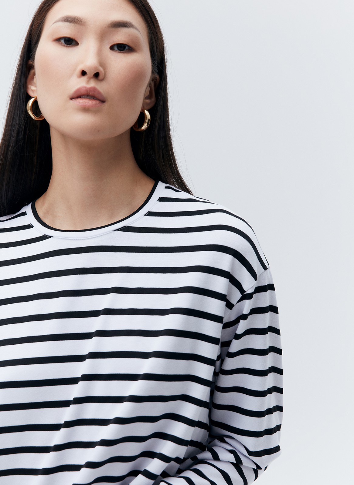 Лонгслив в полоску с разрезом, цвет: белый в черную полоску Allweneed Лонгсливсвободного кроя из мягкого трикотажного полотна. Актуальный удлиненный рукав и спущенная пройма. Акцентная деталь модели разрезы по боковым швам. Принт в полоску, который будет всегда популярен. Благодаря приятной на ощупь ткани и отличному составу, вам будет комфортно в лонгсливецелый день. Мы советуем носить эту модель с классическими джинсами и юбками любой длины.