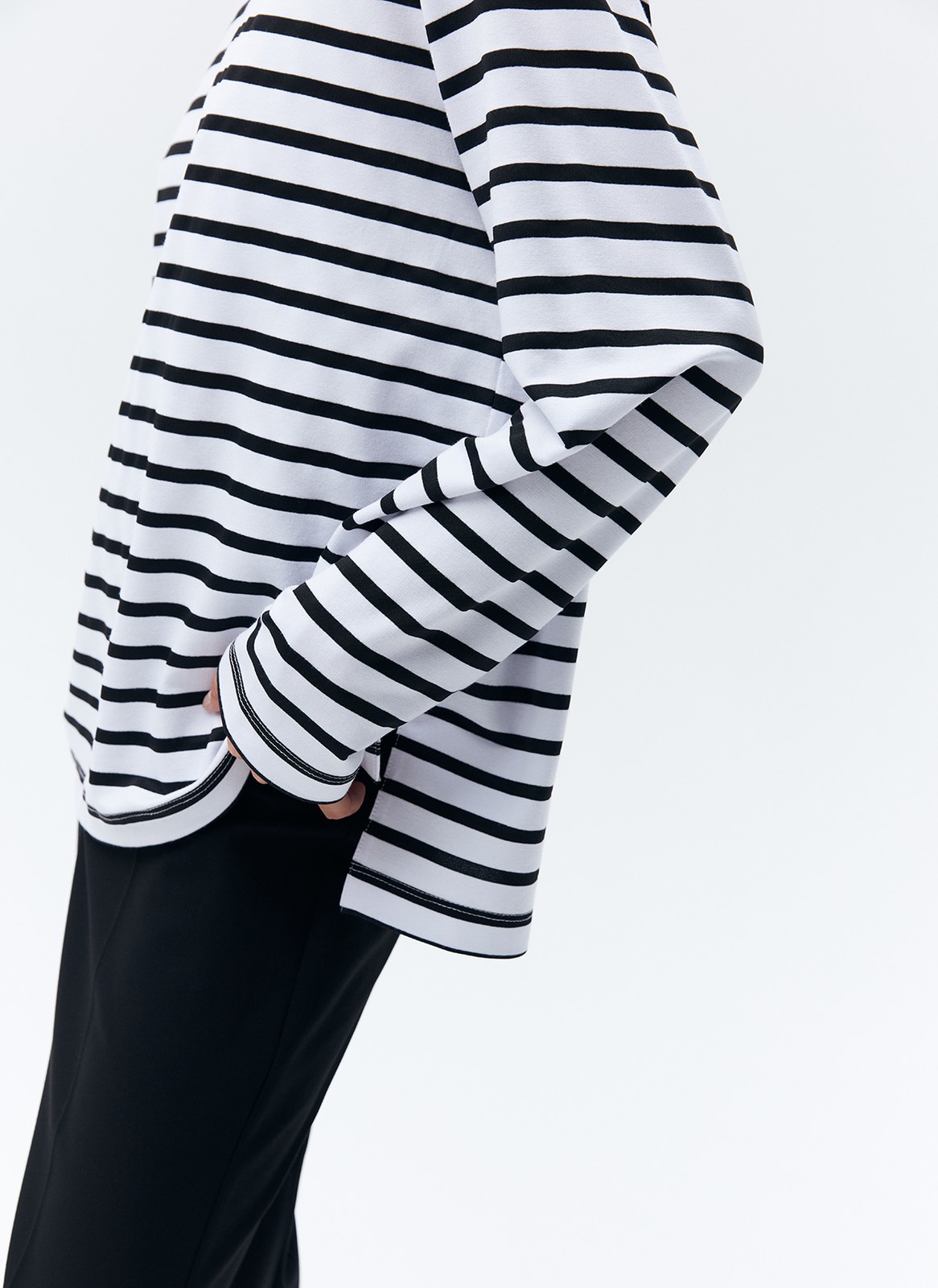 Лонгслив в полоску с разрезом, цвет: белый в черную полоску Allweneed Лонгсливсвободного кроя из мягкого трикотажного полотна. Актуальный удлиненный рукав и спущенная пройма. Акцентная деталь модели разрезы по боковым швам. Принт в полоску, который будет всегда популярен. Благодаря приятной на ощупь ткани и отличному составу, вам будет комфортно в лонгсливецелый день. Мы советуем носить эту модель с классическими джинсами и юбками любой длины.