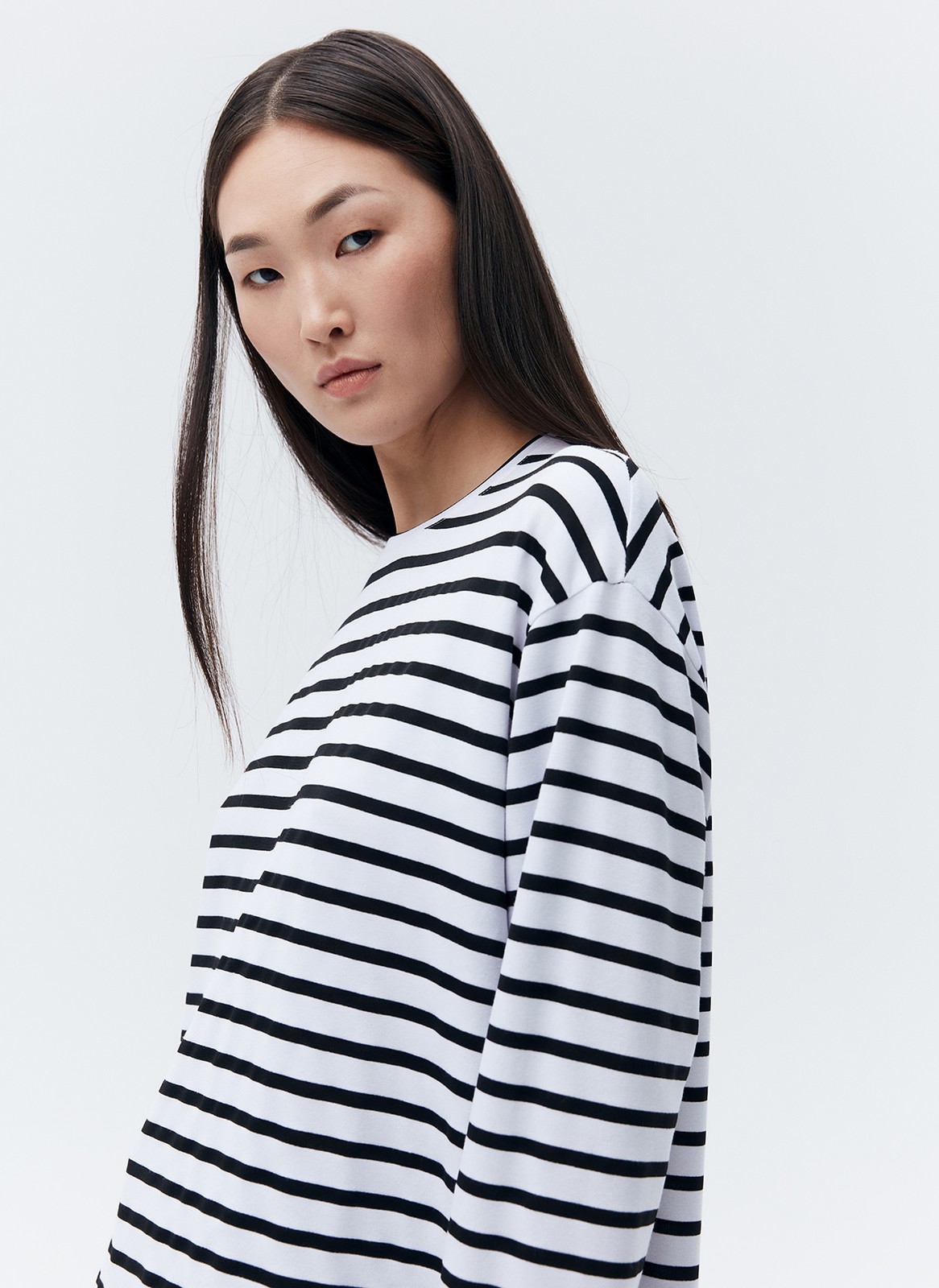 Лонгслив в полоску с разрезом, цвет: белый в черную полоску Allweneed Лонгсливсвободного кроя из мягкого трикотажного полотна. Актуальный удлиненный рукав и спущенная пройма. Акцентная деталь модели разрезы по боковым швам. Принт в полоску, который будет всегда популярен. Благодаря приятной на ощупь ткани и отличному составу, вам будет комфортно в лонгсливецелый день. Мы советуем носить эту модель с классическими джинсами и юбками любой длины.