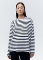 Лонгслив в полоску с разрезом, цвет: белый в черную полоску Allweneed Лонгсливсвободного кроя из мягкого трикотажного полотна. Актуальный удлиненный рукав и спущенная пройма. Акцентная деталь модели разрезы по боковым швам. Принт в полоску, который будет всегда популярен. Благодаря приятной на ощупь ткани и отличному составу, вам будет комфортно в лонгсливецелый день. Мы советуем носить эту модель с классическими джинсами и юбками любой длины.
