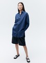 Рубашка oversize, цвет: серо-синий Allweneed Рубашка oversize из плотной ткани. Ткань пластичная и долго сохраняет первоначальный вид. Застежка на пуговицы и кокетка на спине для идеальной посадки. Благодаря перепаду длины и разрезам в боковых швах можно носить навыпуск с легинсами и велосипедками. Рубашку нам нравится надевать вместо легкого кардигана на сарафаны, топы и футболки. Сочетайте ее с изделиями из коллекции по настроению в любое время года.