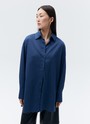 Рубашка oversize, цвет: серо-синий Allweneed Рубашка oversize из плотной ткани. Ткань пластичная и долго сохраняет первоначальный вид. Застежка на пуговицы и кокетка на спине для идеальной посадки. Благодаря перепаду длины и разрезам в боковых швах можно носить навыпуск с легинсами и велосипедками. Рубашку нам нравится надевать вместо легкого кардигана на сарафаны, топы и футболки. Сочетайте ее с изделиями из коллекции по настроению в любое время года.