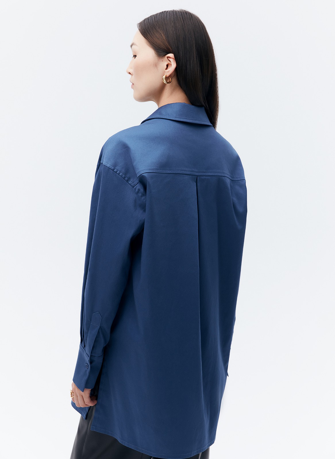 Рубашка oversize, цвет: серо-синий Allweneed Рубашка oversize из плотной ткани. Ткань пластичная и долго сохраняет первоначальный вид. Застежка на пуговицы и кокетка на спине для идеальной посадки. Благодаря перепаду длины и разрезам в боковых швах можно носить навыпуск с легинсами и велосипедками. Рубашку нам нравится надевать вместо легкого кардигана на сарафаны, топы и футболки. Сочетайте ее с изделиями из коллекции по настроению в любое время года.