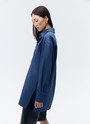 Рубашка oversize, цвет: серо-синий Allweneed Рубашка oversize из плотной ткани. Ткань пластичная и долго сохраняет первоначальный вид. Застежка на пуговицы и кокетка на спине для идеальной посадки. Благодаря перепаду длины и разрезам в боковых швах можно носить навыпуск с легинсами и велосипедками. Рубашку нам нравится надевать вместо легкого кардигана на сарафаны, топы и футболки. Сочетайте ее с изделиями из коллекции по настроению в любое время года.