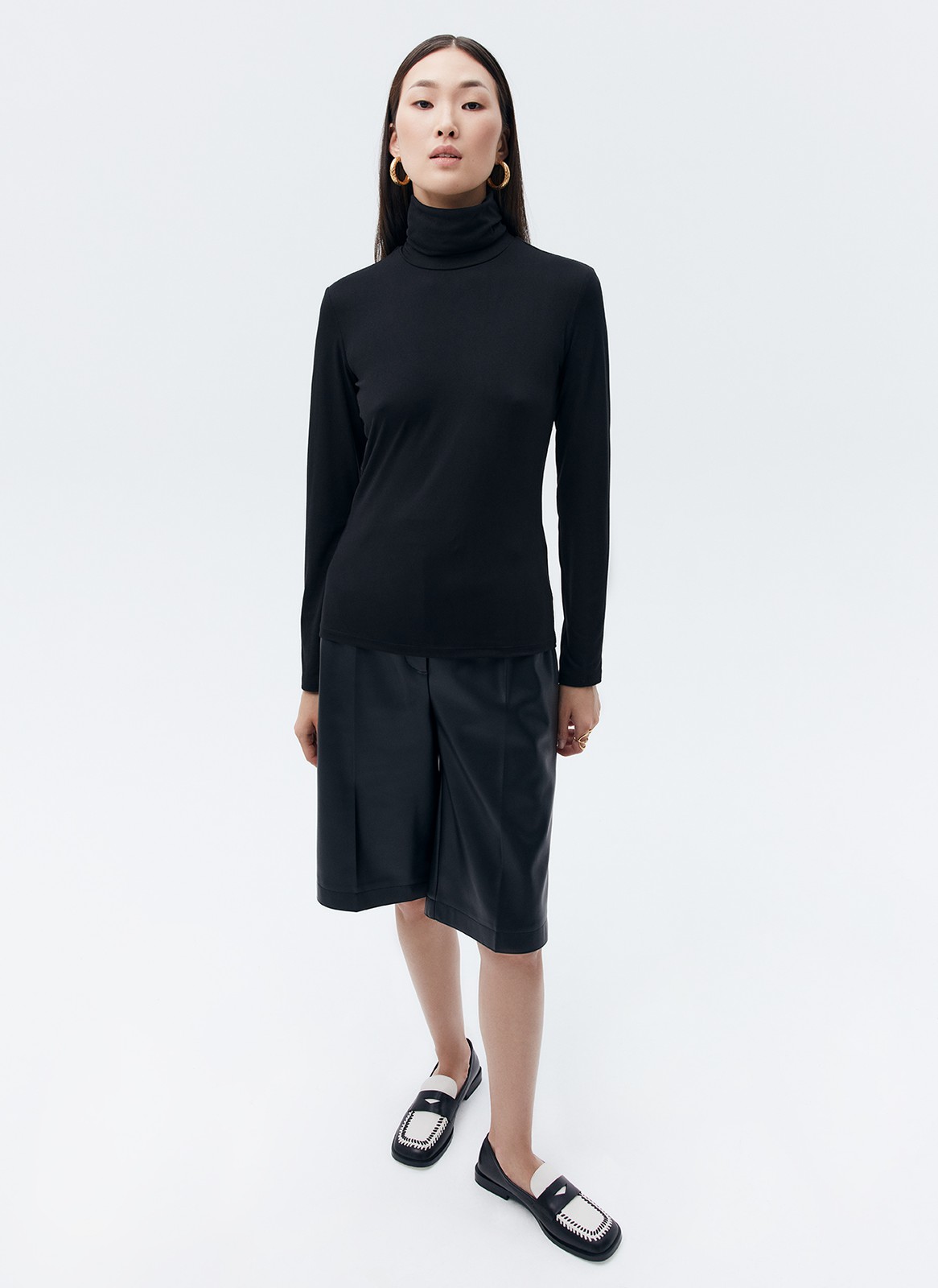 Водолазка, цвет: Черный Allweneed
Базовая водолазка из тонкого и эластичного трикотажа. Ткань приятно касается кожи, поэтому вы захотите ее носить 24/7. Это актуальная вещь в каждом гардеробе. Мы предлагаем ее сочетать с юбкой-гофре из экокожи и вашими любимыми джинсами.