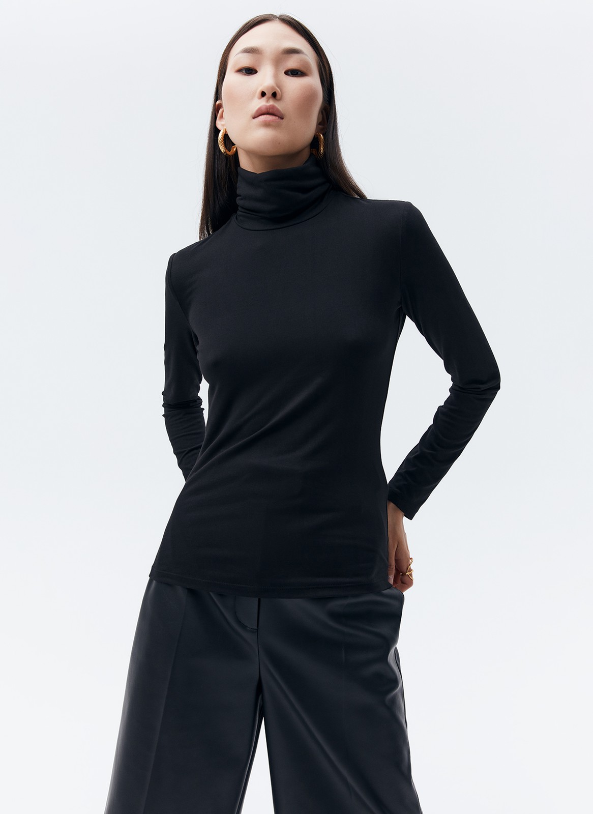 Водолазка, цвет: Черный Allweneed
Базовая водолазка из тонкого и эластичного трикотажа. Ткань приятно касается кожи, поэтому вы захотите ее носить 24/7. Это актуальная вещь в каждом гардеробе. Мы предлагаем ее сочетать с юбкой-гофре из экокожи и вашими любимыми джинсами.