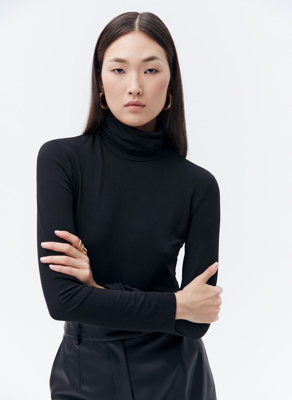 Водолазка, цвет: Черный Allweneed
Базовая водолазка из тонкого и эластичного трикотажа. Ткань приятно касается кожи, поэтому вы захотите ее носить 24/7. Это актуальная вещь в каждом гардеробе. Мы предлагаем ее сочетать с юбкой-гофре из экокожи и вашими любимыми джинсами.