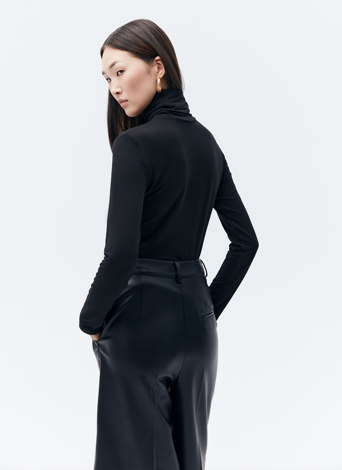 Водолазка, цвет: Черный Allweneed
Базовая водолазка из тонкого и эластичного трикотажа. Ткань приятно касается кожи, поэтому вы захотите ее носить 24/7. Это актуальная вещь в каждом гардеробе. Мы предлагаем ее сочетать с юбкой-гофре из экокожи и вашими любимыми джинсами.