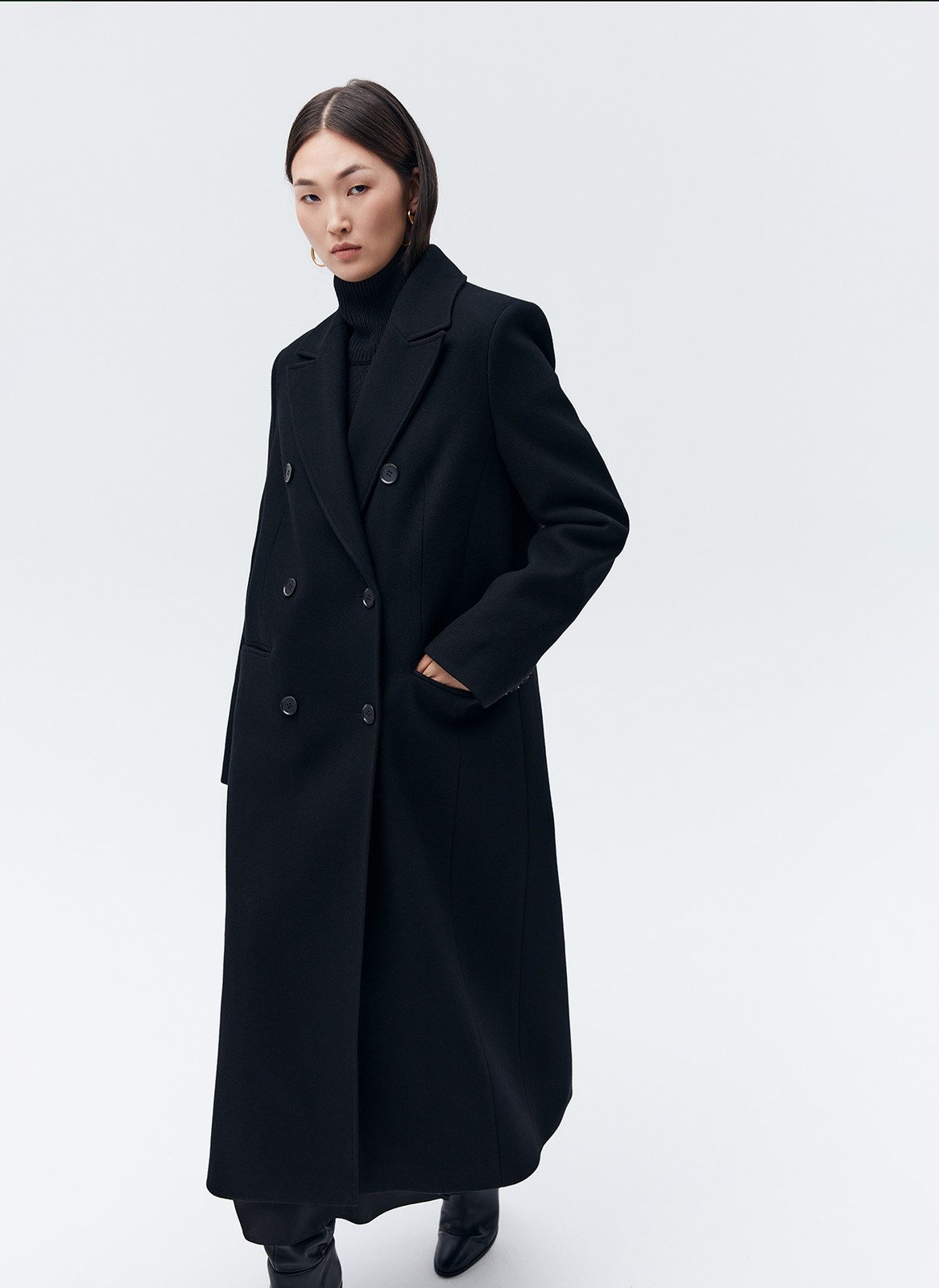 


Двубортное пальто длины миди из итальянской шерстяной ткани. Модель прямого силуэта с классической линией плеч. Два накладных кармана. Пальто, которое подойдет к лаконичному образу на каждый день и к строгому костюму и вечернему платью. Ткань высокого качества имеет характерный легкий отблеск, что добавляет образу немного шика. Модель достаточно свободная, поэтому вы можете легко передвигаться по городу.

Температурный режим до +5 C

