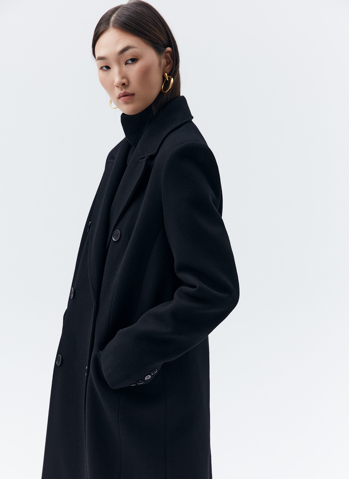 


Двубортное пальто длины миди из итальянской шерстяной ткани. Модель прямого силуэта с классической линией плеч. Два накладных кармана. Пальто, которое подойдет к лаконичному образу на каждый день и к строгому костюму и вечернему платью. Ткань высокого качества имеет характерный легкий отблеск, что добавляет образу немного шика. Модель достаточно свободная, поэтому вы можете легко передвигаться по городу.

Температурный режим до +5 C

