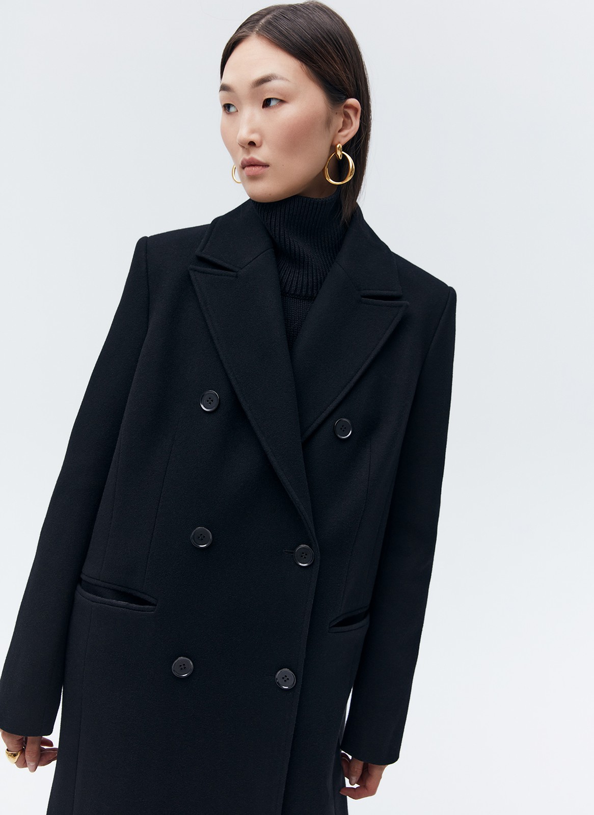 


Двубортное пальто длины миди из итальянской шерстяной ткани. Модель прямого силуэта с классической линией плеч. Два накладных кармана. Пальто, которое подойдет к лаконичному образу на каждый день и к строгому костюму и вечернему платью. Ткань высокого качества имеет характерный легкий отблеск, что добавляет образу немного шика. Модель достаточно свободная, поэтому вы можете легко передвигаться по городу.

Температурный режим до +5 C

