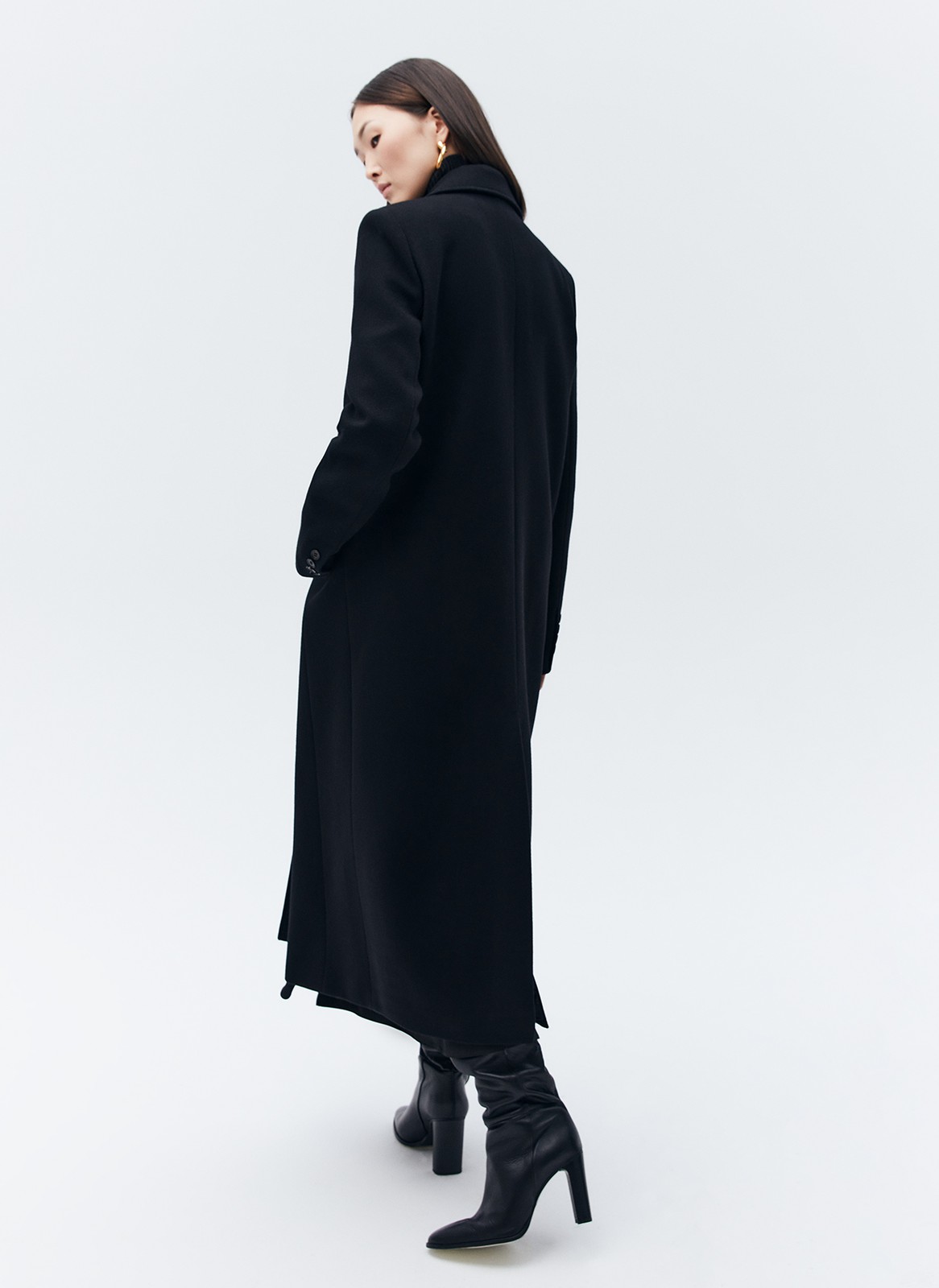 


Двубортное пальто длины миди из итальянской шерстяной ткани. Модель прямого силуэта с классической линией плеч. Два накладных кармана. Пальто, которое подойдет к лаконичному образу на каждый день и к строгому костюму и вечернему платью. Ткань высокого качества имеет характерный легкий отблеск, что добавляет образу немного шика. Модель достаточно свободная, поэтому вы можете легко передвигаться по городу.

Температурный режим до +5 C

