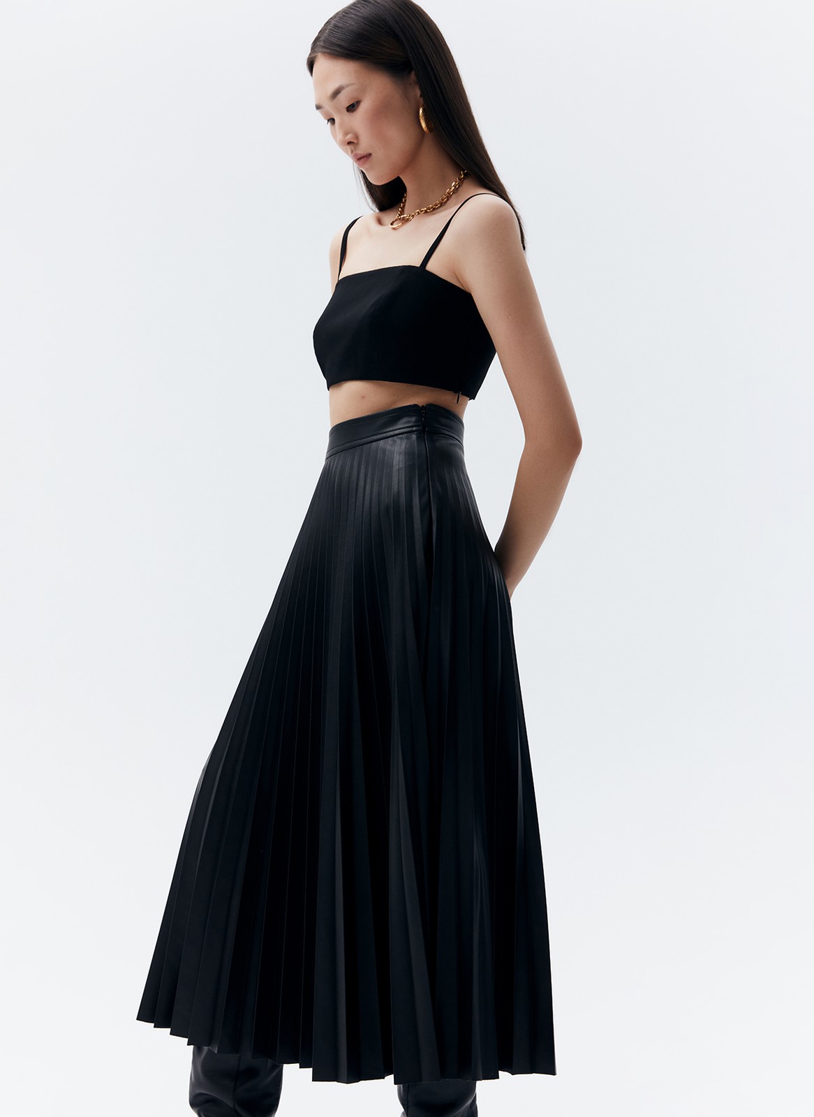 Юбка гофре из экокожи, цвет: Черный Allweneed
Юбка-гофре из мягкой экокожи на ворсовой основе. Модель на поясе. Материал хорошо держит форму, поэтому вы можете быть спокойны за внешний вид изделия даже после активного дня. Для комфорта мы добавили потайную молнию в боковом шве. Мы уже продумали в голове образ для свидания, с водолазкой и аккуратными украшениями. Изделие можно надевать как летом, так и зимой.