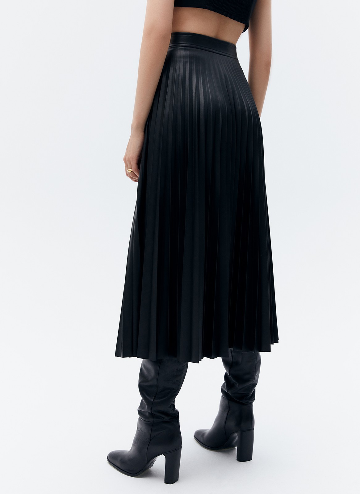 Юбка гофре из экокожи, цвет: Черный Allweneed
Юбка-гофре из мягкой экокожи на ворсовой основе. Модель на поясе. Материал хорошо держит форму, поэтому вы можете быть спокойны за внешний вид изделия даже после активного дня. Для комфорта мы добавили потайную молнию в боковом шве. Мы уже продумали в голове образ для свидания, с водолазкой и аккуратными украшениями. Изделие можно надевать как летом, так и зимой.