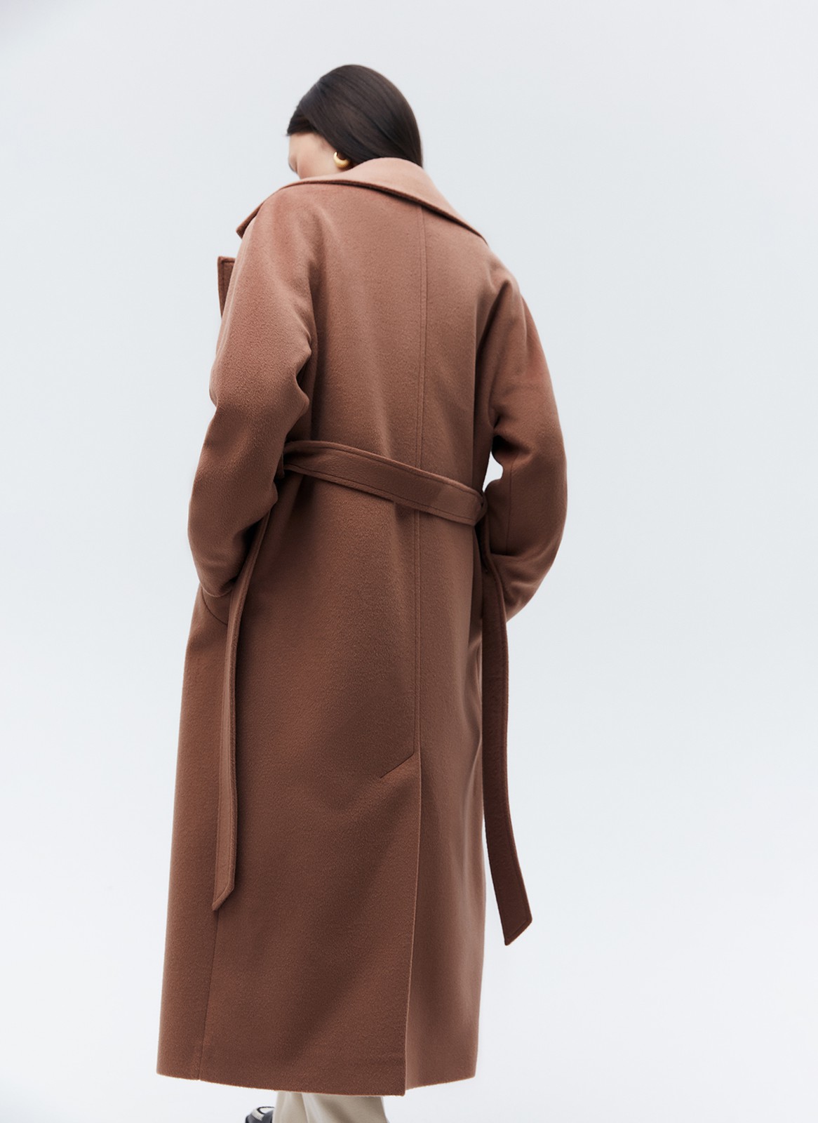 Утонченное пальто из мягкой ворсовой ткани. Эффект комфорта и мягкости достигается за счет подкладочной ткани в конструкции. Все швы находятся внизу рукава, поэтому пальто имеет невероятно мягкую линию плеча. Удобный пояс позволяет выбирать, как носить пальто: свободно или подчеркивать талию. Выбирайте эту модель, когда хотите в образе баланса между собранностью и расслабленностью.
Температурный режим до +5 C