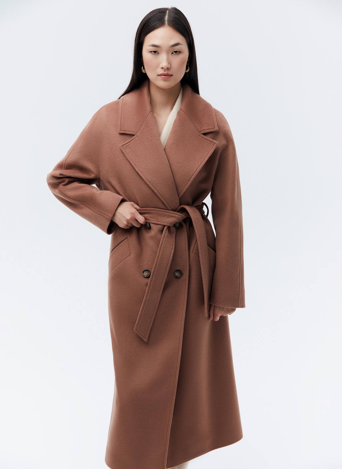 Утонченное пальто из мягкой ворсовой ткани. Эффект комфорта и мягкости достигается за счет подкладочной ткани в конструкции. Все швы находятся внизу рукава, поэтому пальто имеет невероятно мягкую линию плеча. Удобный пояс позволяет выбирать, как носить пальто: свободно или подчеркивать талию. Выбирайте эту модель, когда хотите в образе баланса между собранностью и расслабленностью.
Температурный режим до +5 C