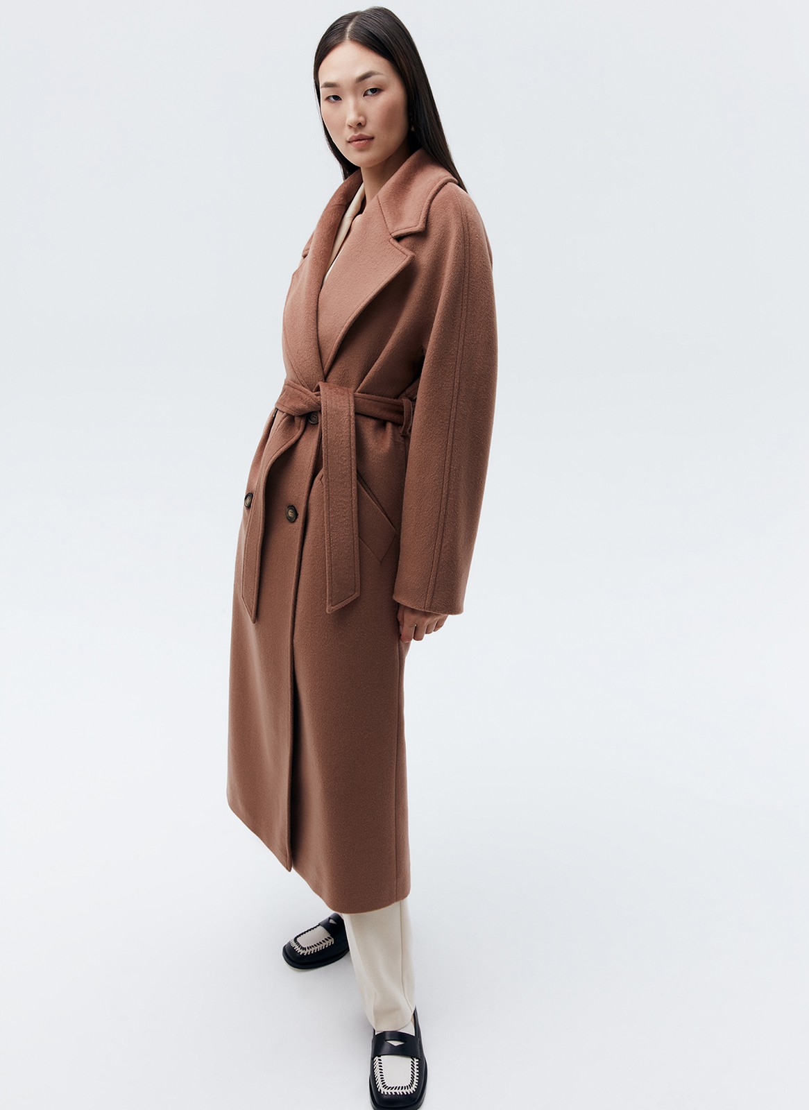 Утонченное пальто из мягкой ворсовой ткани. Эффект комфорта и мягкости достигается за счет подкладочной ткани в конструкции. Все швы находятся внизу рукава, поэтому пальто имеет невероятно мягкую линию плеча. Удобный пояс позволяет выбирать, как носить пальто: свободно или подчеркивать талию. Выбирайте эту модель, когда хотите в образе баланса между собранностью и расслабленностью.
Температурный режим до +5 C