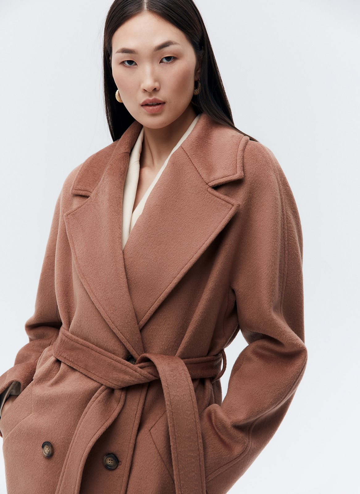 Утонченное пальто из мягкой ворсовой ткани. Эффект комфорта и мягкости достигается за счет подкладочной ткани в конструкции. Все швы находятся внизу рукава, поэтому пальто имеет невероятно мягкую линию плеча. Удобный пояс позволяет выбирать, как носить пальто: свободно или подчеркивать талию. Выбирайте эту модель, когда хотите в образе баланса между собранностью и расслабленностью.
Температурный режим до +5 C