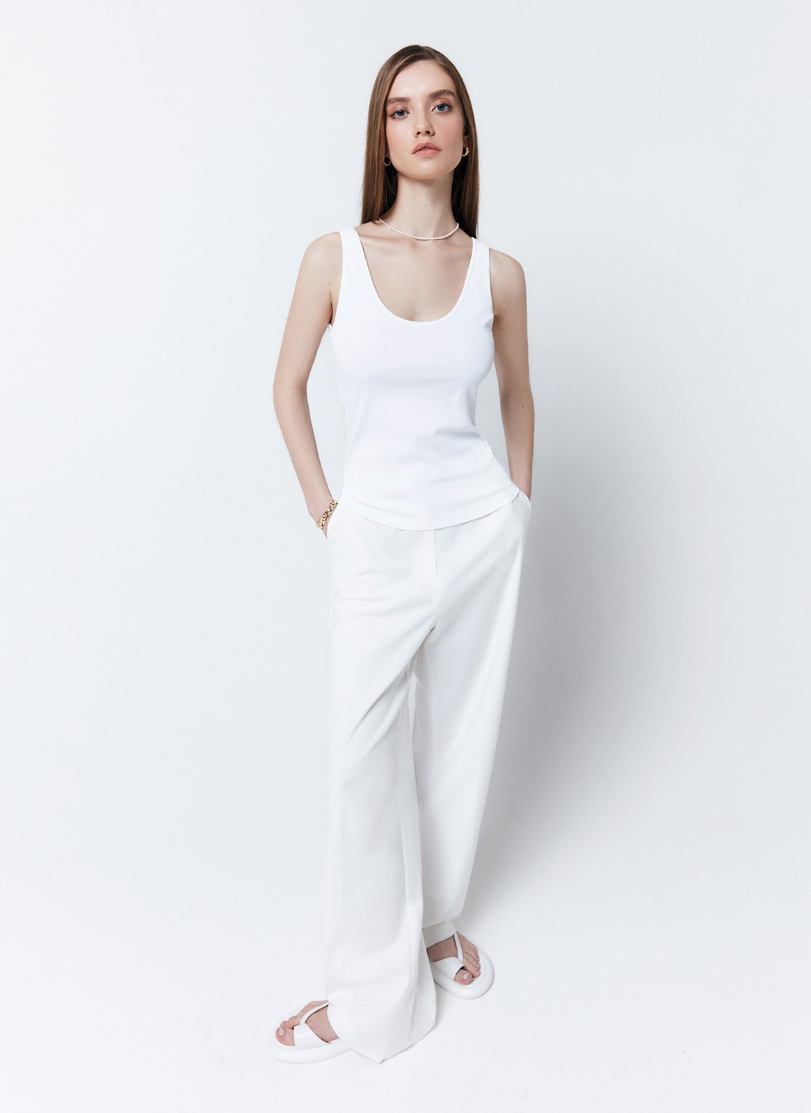 МАЙКА, цвет: молочный Allweneed Майка в тонкий рубчик основа базового гардероба. Эластичный трикотаж комфортно облегает силуэт. Ткань очень приятная на ощупь. Можно заправлять майку или носить навыпуск. Носите как с костюмами, так и с шортами на летней прогулке.
На модели размер XS