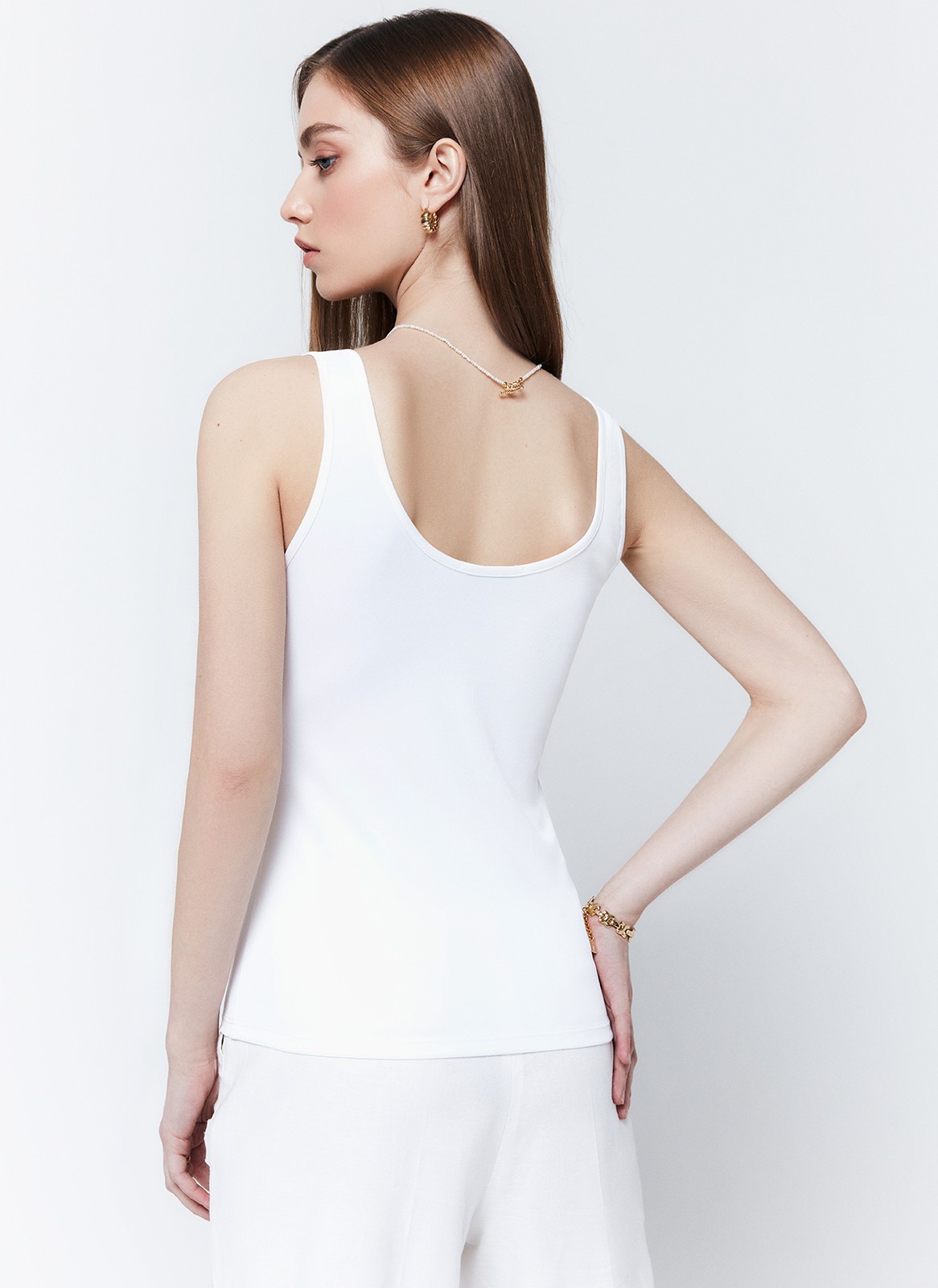 МАЙКА, цвет: молочный Allweneed Майка в тонкий рубчик основа базового гардероба. Эластичный трикотаж комфортно облегает силуэт. Ткань очень приятная на ощупь. Можно заправлять майку или носить навыпуск. Носите как с костюмами, так и с шортами на летней прогулке.
На модели размер XS