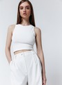 ТОП УКОРОЧЕНЫЙ, цвет: молочный Allweneed Укороченный топ с круглой горловиной и широкими проймами. Для модели мы выбрали мягкий трикотаж в рубчик, который комфортно облегает силуэт и охлаждает кожу. Модель дополнит летние образы с шортами, брюками и джинсами с высокой посадкой.
На модели размер XS