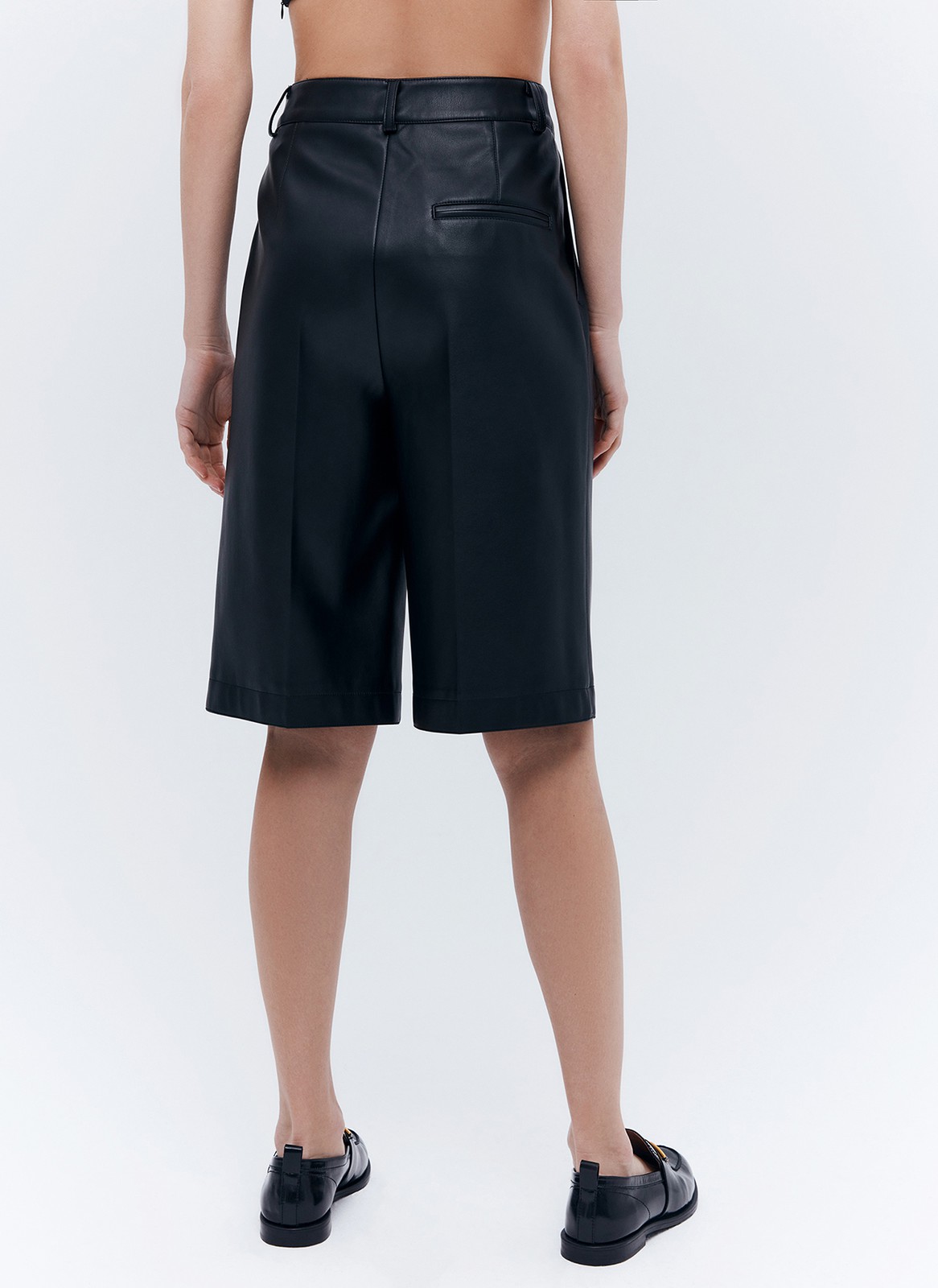 Кюлоты, цвет: Черный Allweneed
Укороченные кюлоты из мягкой экокожи. Модель с отстроченными стрелками. Благодаря специальной подкладочной ткани кюлоты очень комфортны в носке. Средняя посадка для любого роста. Их легко сочетать как с лоферами, так и с высокими сапогами.