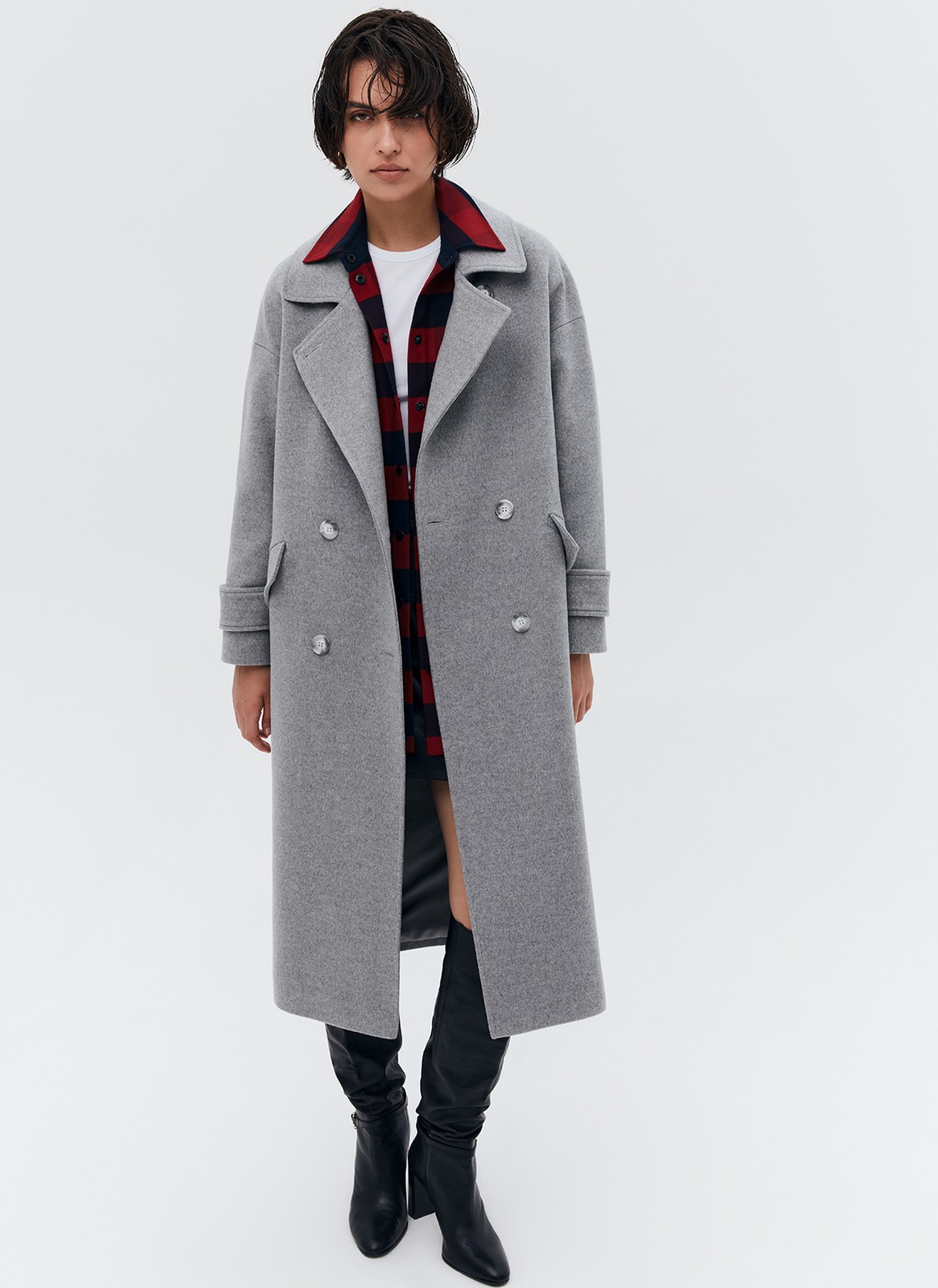 Пальто-кокон двубортное из шерсти и кашемира, цвет: светло-серый меланж Allweneed Свободное пальто из премиальной шерсти на пуговицах. Мы выполнили модель из итальянской шерсти и нежного кашемира, который дарит благородный сатиновый блеск. Актуальный силуэт кокон, длина миди и шлица сзади для удобства движений. Линия плеча немного спущена, застежка на четыре контрастные пуговицы и прорезные по диагонали карманы с клапанами. Пальто дополнит осенние образы с джинсами и брюками, с платьями-свитерами и высокими сапогами.
Температурный режим до +5 C
На модели размер XS