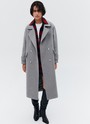Пальто-кокон двубортное из шерсти и кашемира, цвет: светло-серый меланж Allweneed Свободное пальто из премиальной шерсти на пуговицах. Мы выполнили модель из итальянской шерсти и нежного кашемира, который дарит благородный сатиновый блеск. Актуальный силуэт кокон, длина миди и шлица сзади для удобства движений. Линия плеча немного спущена, застежка на четыре контрастные пуговицы и прорезные по диагонали карманы с клапанами. Пальто дополнит осенние образы с джинсами и брюками, с платьями-свитерами и высокими сапогами.
Температурный режим до +5 C
На модели размер XS