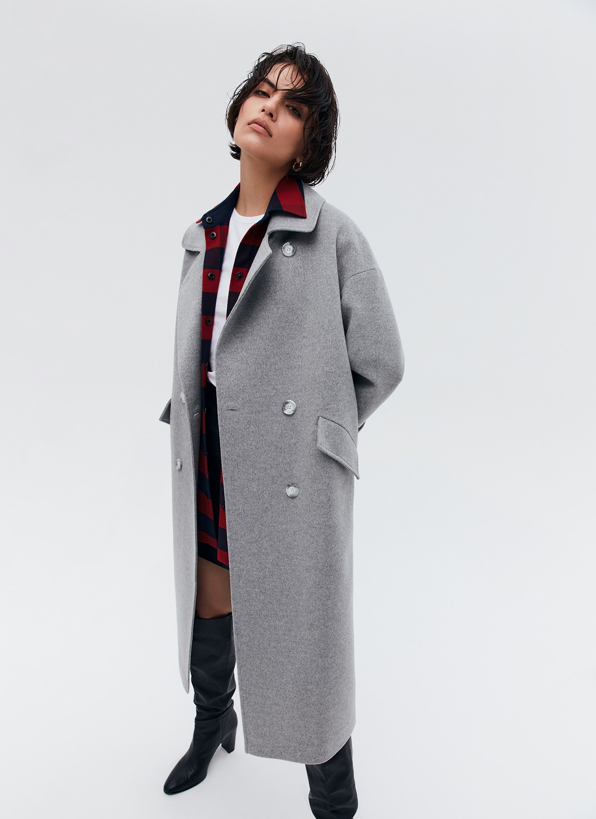 Пальто-кокон двубортное из шерсти и кашемира, цвет: светло-серый меланж Allweneed Свободное пальто из премиальной шерсти на пуговицах. Мы выполнили модель из итальянской шерсти и нежного кашемира, который дарит благородный сатиновый блеск. Актуальный силуэт кокон, длина миди и шлица сзади для удобства движений. Линия плеча немного спущена, застежка на четыре контрастные пуговицы и прорезные по диагонали карманы с клапанами. Пальто дополнит осенние образы с джинсами и брюками, с платьями-свитерами и высокими сапогами.
Температурный режим до +5 C
На модели размер XS