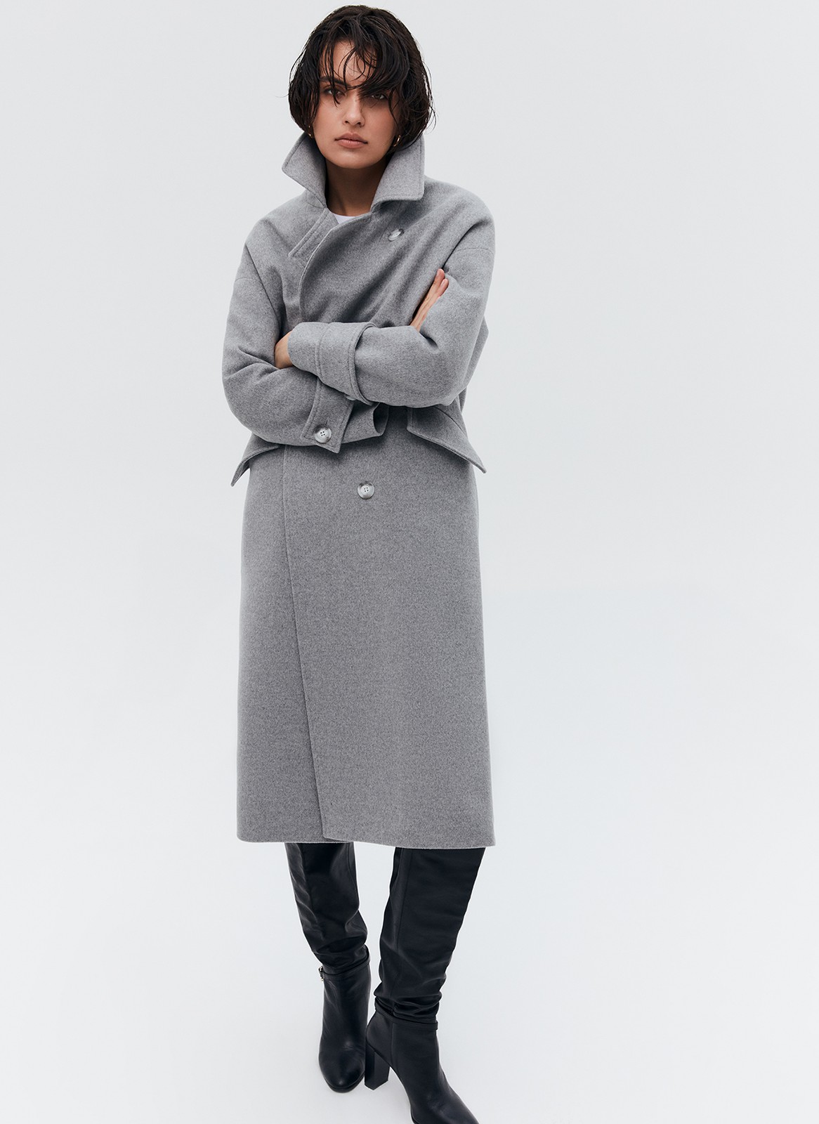 Пальто-кокон двубортное из шерсти и кашемира, цвет: светло-серый меланж Allweneed Свободное пальто из премиальной шерсти на пуговицах. Мы выполнили модель из итальянской шерсти и нежного кашемира, который дарит благородный сатиновый блеск. Актуальный силуэт кокон, длина миди и шлица сзади для удобства движений. Линия плеча немного спущена, застежка на четыре контрастные пуговицы и прорезные по диагонали карманы с клапанами. Пальто дополнит осенние образы с джинсами и брюками, с платьями-свитерами и высокими сапогами.
Температурный режим до +5 C
На модели размер XS
