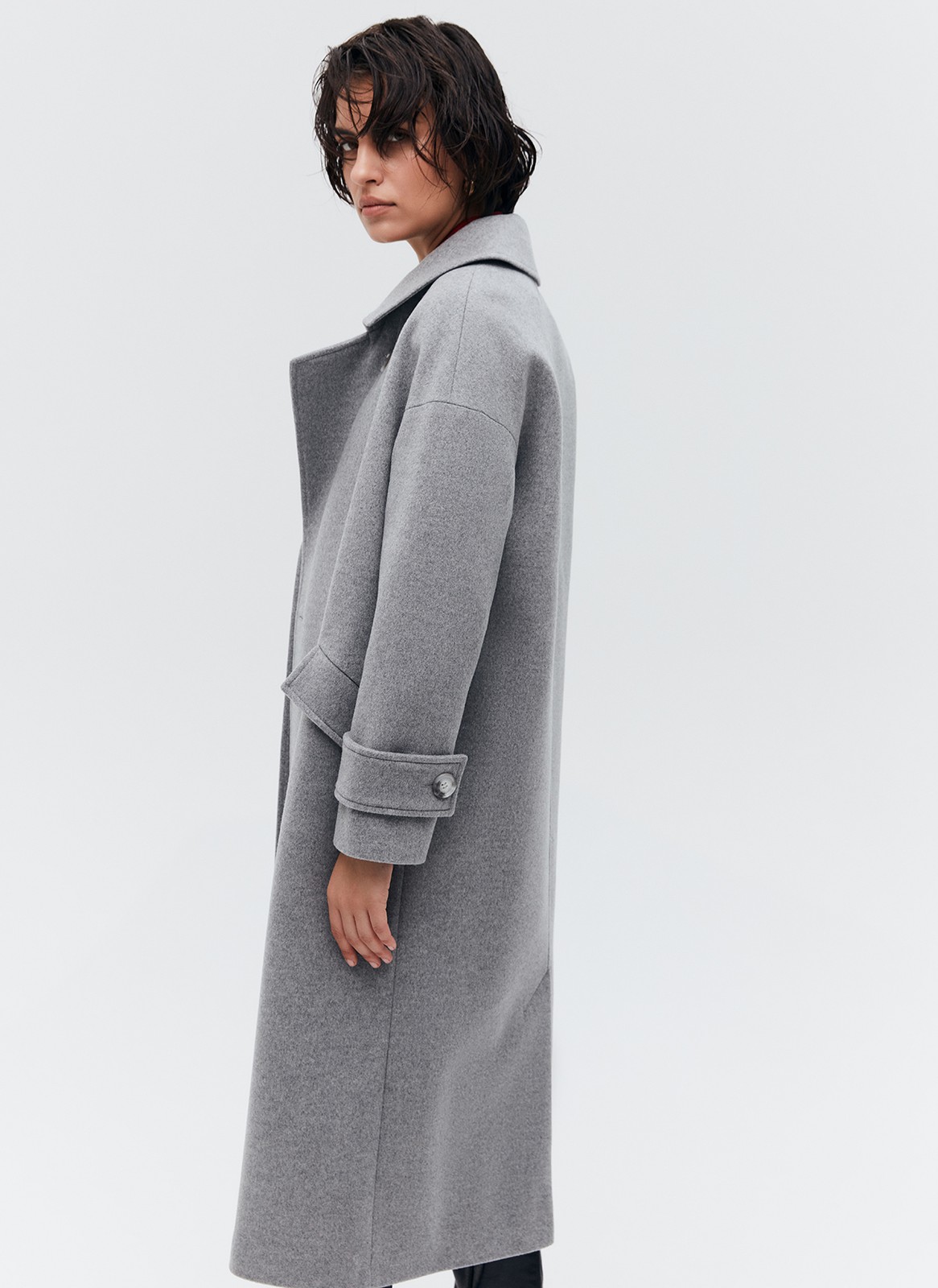 Пальто-кокон двубортное из шерсти и кашемира, цвет: светло-серый меланж Allweneed Свободное пальто из премиальной шерсти на пуговицах. Мы выполнили модель из итальянской шерсти и нежного кашемира, который дарит благородный сатиновый блеск. Актуальный силуэт кокон, длина миди и шлица сзади для удобства движений. Линия плеча немного спущена, застежка на четыре контрастные пуговицы и прорезные по диагонали карманы с клапанами. Пальто дополнит осенние образы с джинсами и брюками, с платьями-свитерами и высокими сапогами.
Температурный режим до +5 C
На модели размер XS