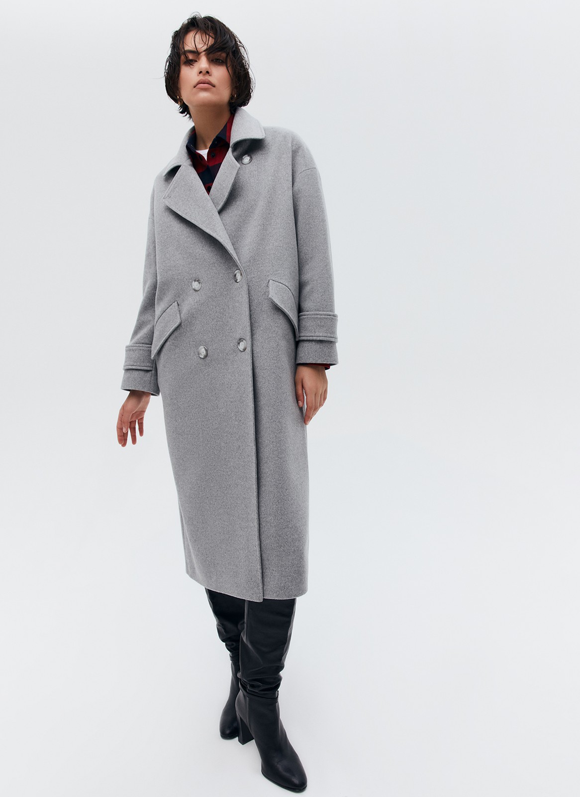 Пальто-кокон двубортное из шерсти и кашемира, цвет: светло-серый меланж Allweneed Свободное пальто из премиальной шерсти на пуговицах. Мы выполнили модель из итальянской шерсти и нежного кашемира, который дарит благородный сатиновый блеск. Актуальный силуэт кокон, длина миди и шлица сзади для удобства движений. Линия плеча немного спущена, застежка на четыре контрастные пуговицы и прорезные по диагонали карманы с клапанами. Пальто дополнит осенние образы с джинсами и брюками, с платьями-свитерами и высокими сапогами.
Температурный режим до +5 C
На модели размер XS