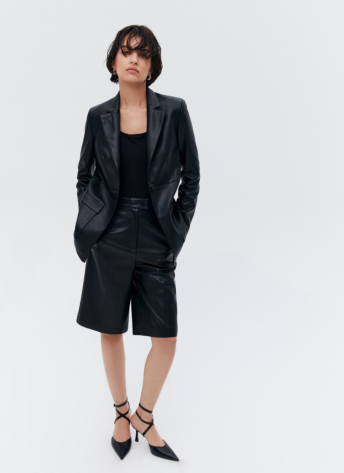 Кюлоты, цвет: Черный Allweneed
Укороченные кюлоты из мягкой экокожи. Модель с отстроченными стрелками. Благодаря специальной подкладочной ткани кюлоты очень комфортны в носке. Средняя посадка для любого роста. Их легко сочетать как с лоферами, так и с высокими сапогами.