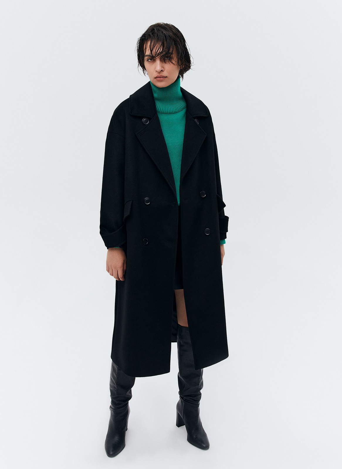 Свободное пальто на пуговицах. Актуальный силуэт кокон, длина миди и шлица сзади для удобства движений. Линия плеча немного спущена, застежка на четыре контрастные пуговицы и прорезные по диагонали карманы с клапанами. Модель дополнит осенние образы с джинсами и брюками, с платьями-свитерами и высокими сапогами.

Температурный режим до +5 C

