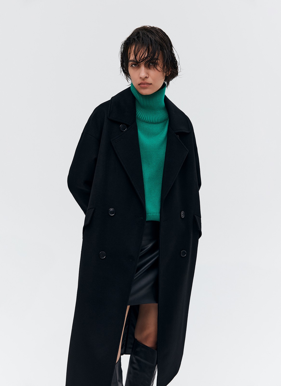 Свободное пальто на пуговицах. Актуальный силуэт кокон, длина миди и шлица сзади для удобства движений. Линия плеча немного спущена, застежка на четыре контрастные пуговицы и прорезные по диагонали карманы с клапанами. Модель дополнит осенние образы с джинсами и брюками, с платьями-свитерами и высокими сапогами.

Температурный режим до +5 C

