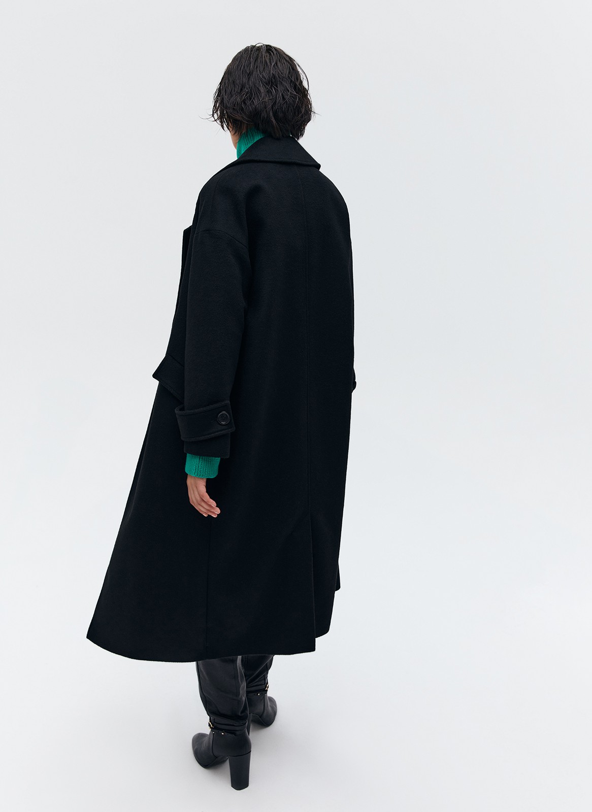 Свободное пальто на пуговицах. Актуальный силуэт кокон, длина миди и шлица сзади для удобства движений. Линия плеча немного спущена, застежка на четыре контрастные пуговицы и прорезные по диагонали карманы с клапанами. Модель дополнит осенние образы с джинсами и брюками, с платьями-свитерами и высокими сапогами.

Температурный режим до +5 C

