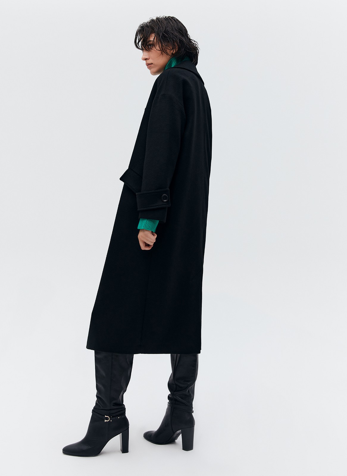 Свободное пальто на пуговицах. Актуальный силуэт кокон, длина миди и шлица сзади для удобства движений. Линия плеча немного спущена, застежка на четыре контрастные пуговицы и прорезные по диагонали карманы с клапанами. Модель дополнит осенние образы с джинсами и брюками, с платьями-свитерами и высокими сапогами.

Температурный режим до +5 C


