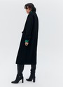 Свободное пальто на пуговицах. Актуальный силуэт кокон, длина миди и шлица сзади для удобства движений. Линия плеча немного спущена, застежка на четыре контрастные пуговицы и прорезные по диагонали карманы с клапанами. Модель дополнит осенние образы с джинсами и брюками, с платьями-свитерами и высокими сапогами.

Температурный режим до +5 C

