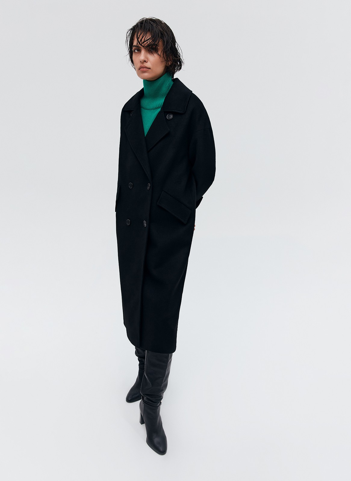 Свободное пальто на пуговицах. Актуальный силуэт кокон, длина миди и шлица сзади для удобства движений. Линия плеча немного спущена, застежка на четыре контрастные пуговицы и прорезные по диагонали карманы с клапанами. Модель дополнит осенние образы с джинсами и брюками, с платьями-свитерами и высокими сапогами.

Температурный режим до +5 C

