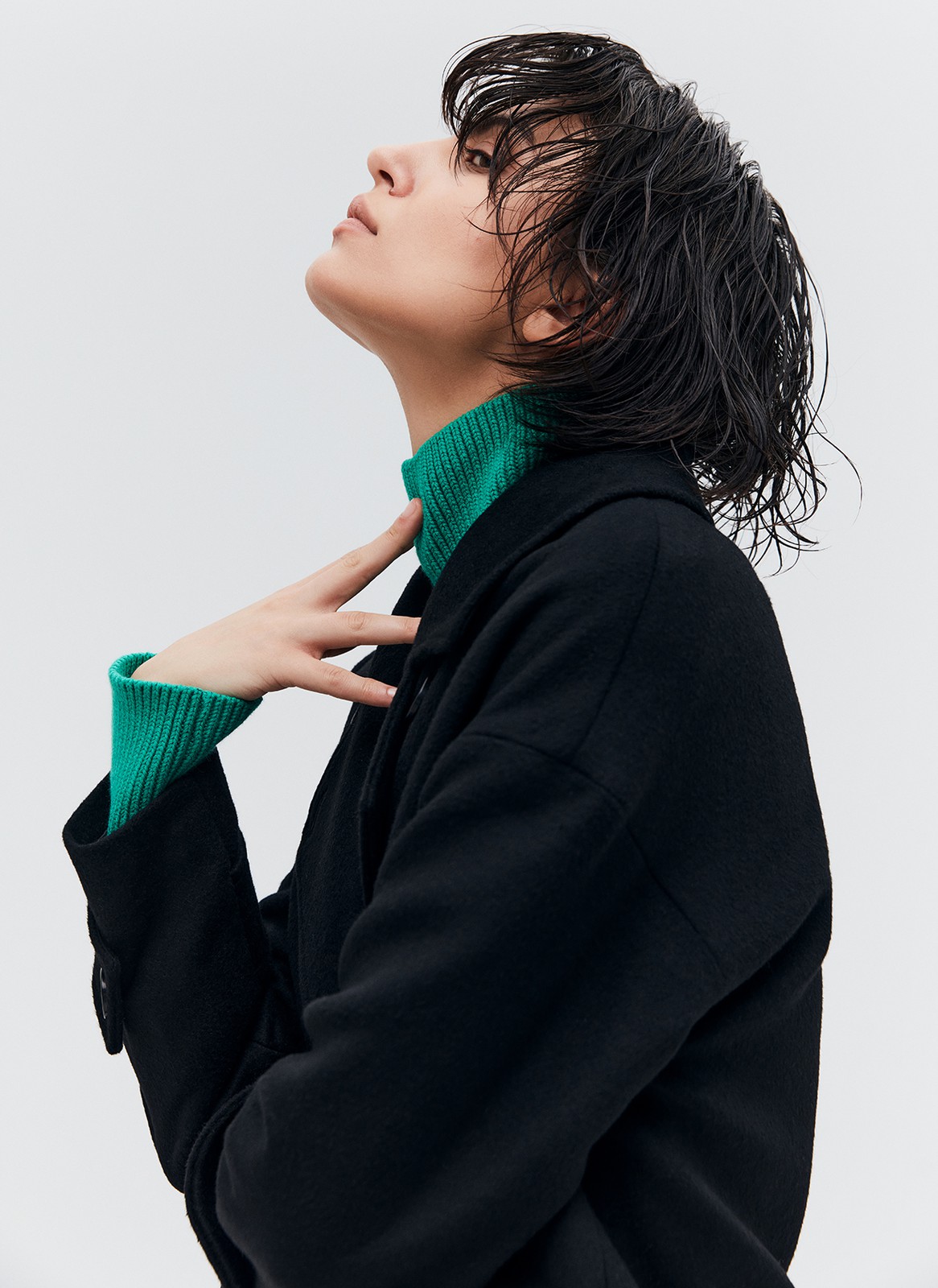 Свободное пальто на пуговицах. Актуальный силуэт кокон, длина миди и шлица сзади для удобства движений. Линия плеча немного спущена, застежка на четыре контрастные пуговицы и прорезные по диагонали карманы с клапанами. Модель дополнит осенние образы с джинсами и брюками, с платьями-свитерами и высокими сапогами.

Температурный режим до +5 C

