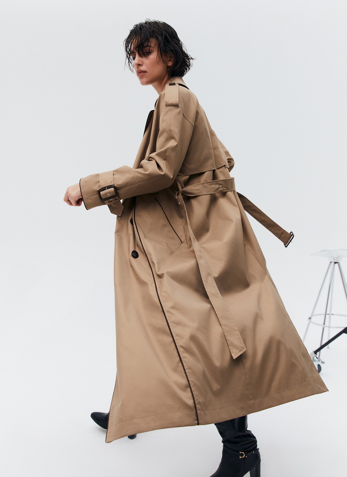 Двубортный удлинённый тренч oversize с кантом, цвет: кэмел Allweneed
Двубортный плащ из ткани с водоотталкивающей пропиткой. Свободная посадка и длина миди. В модели присутствуют классические детали тренча, которые пришли к нам из мужского гардероба: паты, погоны, застежка на пуговицы и отлетная кокетка. Два прорезных кармана и пояс, чтобы подчеркнуть талию. Мы готовы носить эту модель в любое время года, ведь в ней будет комфортно даже в переменчивую погоду. Ткань имеет небольшой водоотталкивающий эффект. Использование зонта обязательно. Создавайте смелые современные или утонченные образы в стиле старых фильмов.
Температурный режим от +15 до +20 C
На модели размер XS/S