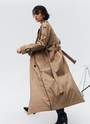 Двубортный удлинённый тренч oversize с кантом, цвет: кэмел Allweneed
Двубортный плащ из ткани с водоотталкивающей пропиткой. Свободная посадка и длина миди. В модели присутствуют классические детали тренча, которые пришли к нам из мужского гардероба: паты, погоны, застежка на пуговицы и отлетная кокетка. Два прорезных кармана и пояс, чтобы подчеркнуть талию. Мы готовы носить эту модель в любое время года, ведь в ней будет комфортно даже в переменчивую погоду. Ткань имеет небольшой водоотталкивающий эффект. Использование зонта обязательно. Создавайте смелые современные или утонченные образы в стиле старых фильмов.
Температурный режим от +15 до +20 C
На модели размер XS/S