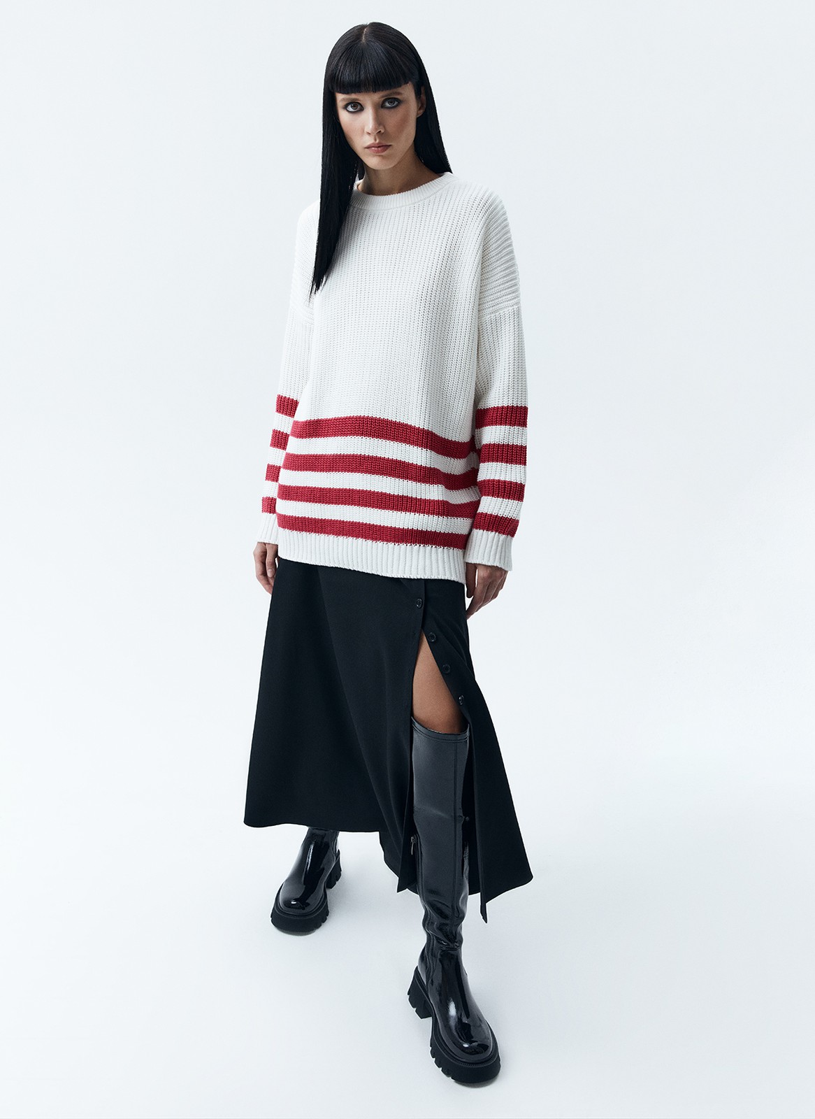 Свитер oversize в полоску, цвет: МОЛОЧНЫЙ В РОЗОВУЮ ПОЛОСКУ Allweneed
Свободный свитер с принтом полоска. Круглая горловина и слегка спущенное плечо. Полосы на рукавах логично продолжают рисунок на фронтальной части. Эту модель мы выполнили из мягкой смесовой ткани, которая нежно относится к коже. Носите каждый день на прогулки, встречи с друзьями или стилизуйте для офиса с брюками и юбками.