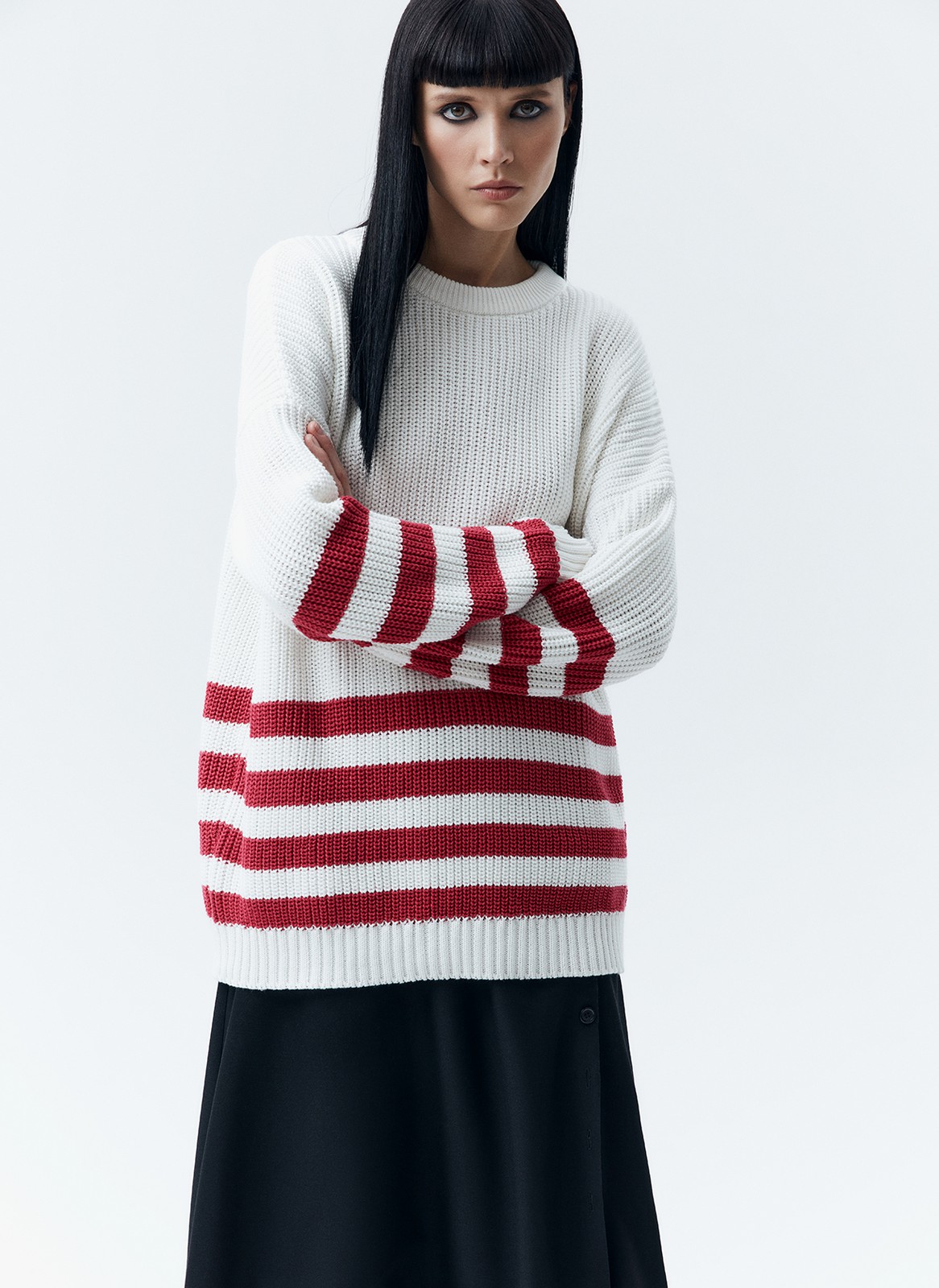 Свитер oversize в полоску, цвет: МОЛОЧНЫЙ В РОЗОВУЮ ПОЛОСКУ Allweneed
Свободный свитер с принтом полоска. Круглая горловина и слегка спущенное плечо. Полосы на рукавах логично продолжают рисунок на фронтальной части. Эту модель мы выполнили из мягкой смесовой ткани, которая нежно относится к коже. Носите каждый день на прогулки, встречи с друзьями или стилизуйте для офиса с брюками и юбками.