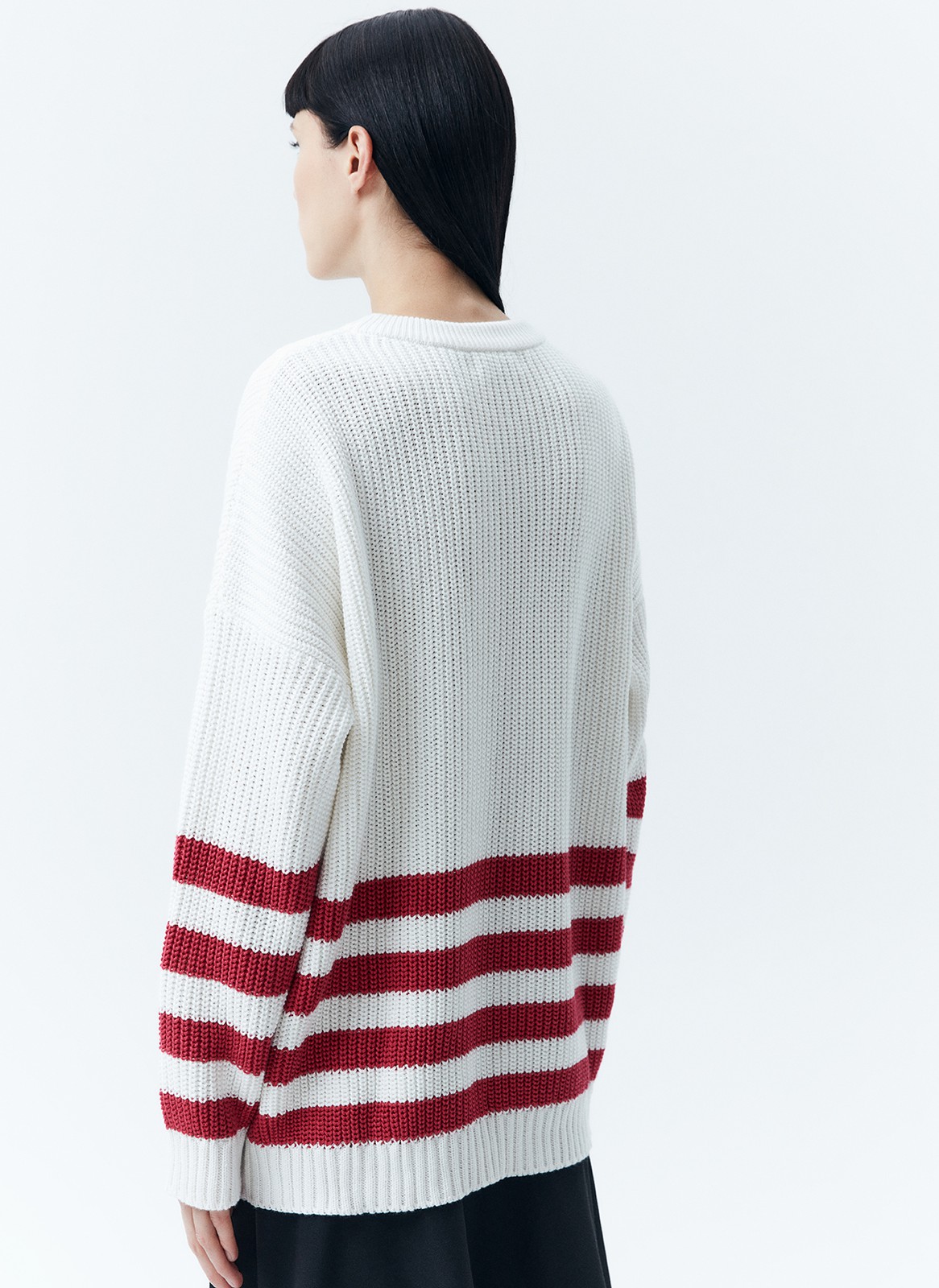 Свитер oversize в полоску, цвет: МОЛОЧНЫЙ В РОЗОВУЮ ПОЛОСКУ Allweneed
Свободный свитер с принтом полоска. Круглая горловина и слегка спущенное плечо. Полосы на рукавах логично продолжают рисунок на фронтальной части. Эту модель мы выполнили из мягкой смесовой ткани, которая нежно относится к коже. Носите каждый день на прогулки, встречи с друзьями или стилизуйте для офиса с брюками и юбками.