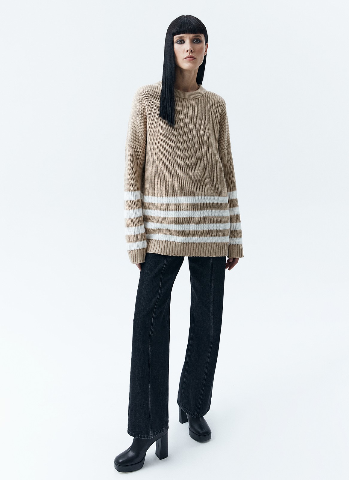 Свитер oversize в полоску, цвет: БЕЖЕВЫЙ В МОЛОЧНУЮ ПОЛОСКУ Allweneed
Свободный свитер с принтом полоска. Круглая горловина и слегка спущенное плечо. Полосы на рукавах логично продолжают рисунок на фронтальной части. Эту модель мы выполнили из мягкой смесовой ткани, которая нежно относится к коже. Носите каждый день на прогулки, встречи с друзьями или стилизуйте для офиса с брюками и юбками.