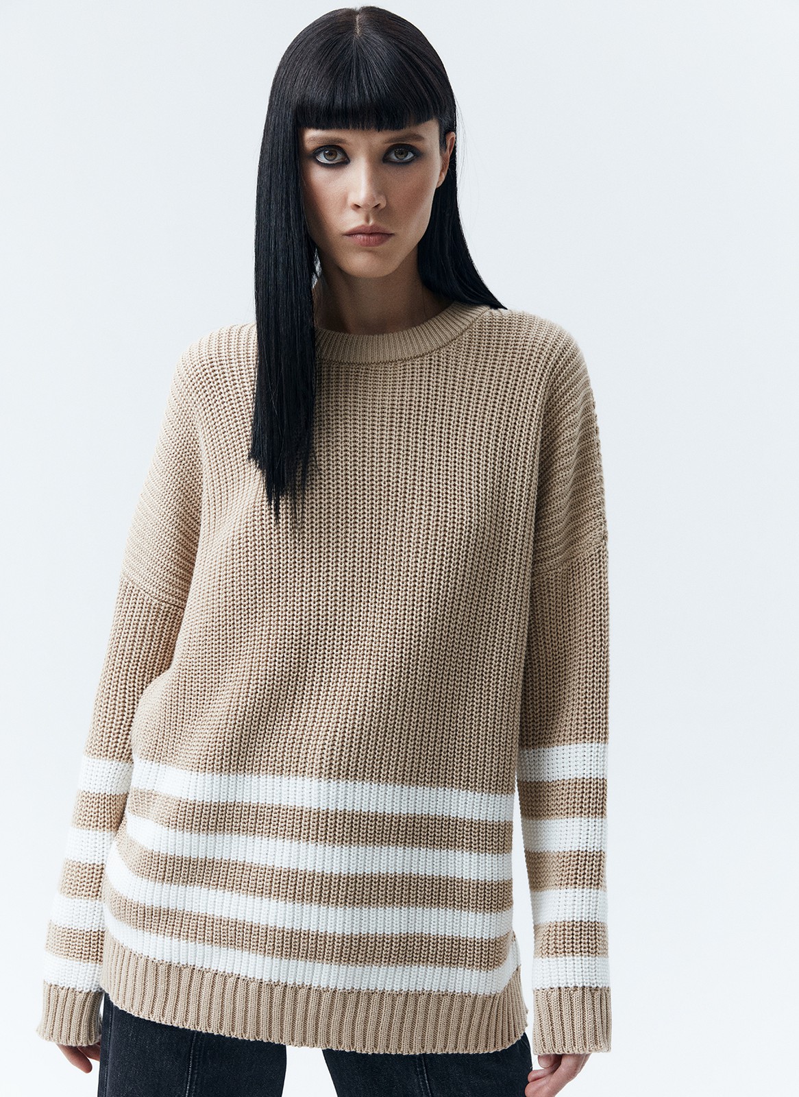 Свитер oversize в полоску, цвет: БЕЖЕВЫЙ В МОЛОЧНУЮ ПОЛОСКУ Allweneed
Свободный свитер с принтом полоска. Круглая горловина и слегка спущенное плечо. Полосы на рукавах логично продолжают рисунок на фронтальной части. Эту модель мы выполнили из мягкой смесовой ткани, которая нежно относится к коже. Носите каждый день на прогулки, встречи с друзьями или стилизуйте для офиса с брюками и юбками.