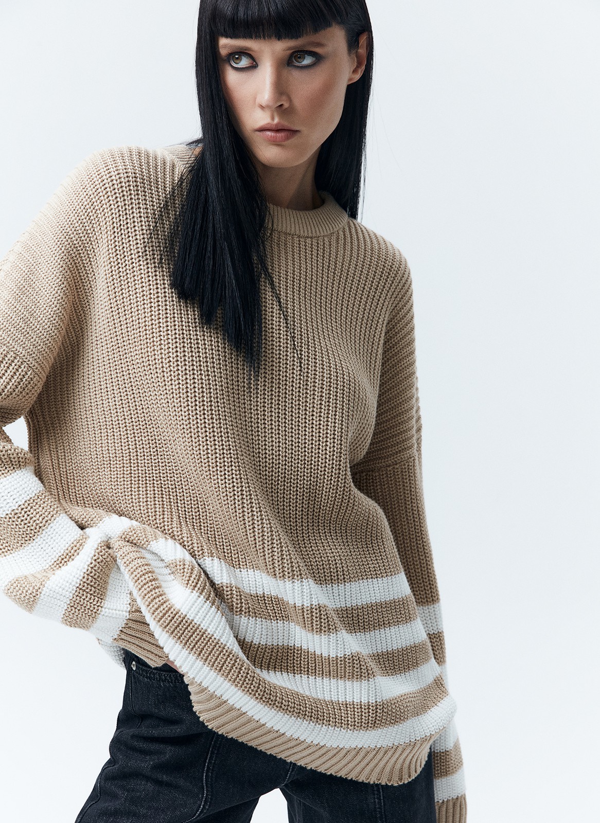 Свитер oversize в полоску, цвет: БЕЖЕВЫЙ В МОЛОЧНУЮ ПОЛОСКУ Allweneed
Свободный свитер с принтом полоска. Круглая горловина и слегка спущенное плечо. Полосы на рукавах логично продолжают рисунок на фронтальной части. Эту модель мы выполнили из мягкой смесовой ткани, которая нежно относится к коже. Носите каждый день на прогулки, встречи с друзьями или стилизуйте для офиса с брюками и юбками.